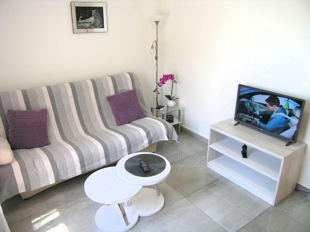 Zora Apartment *