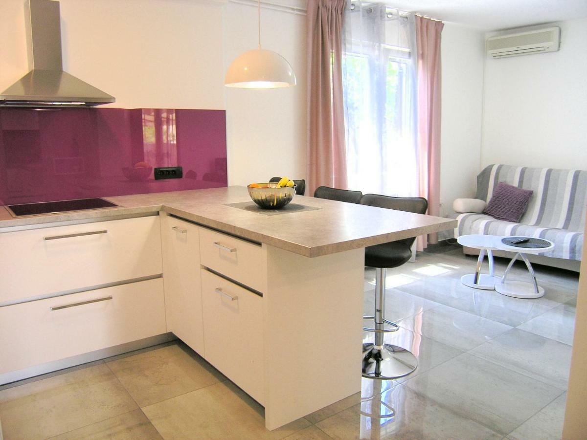 Zora Apartmán *